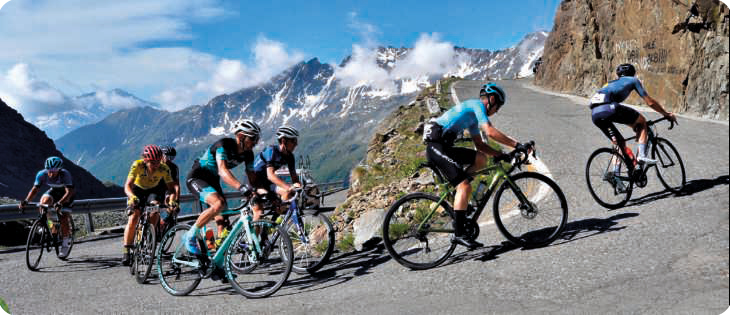 Granfondo Gavia Mortirolo 2026 - Week - Gruppo affronta un tornante